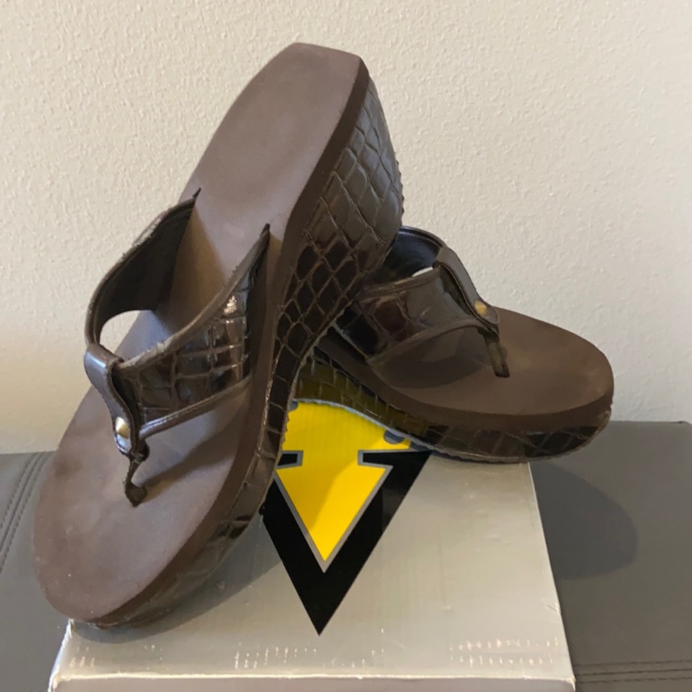 Volatile Brown “Gator” Wedge Sandals Size 9